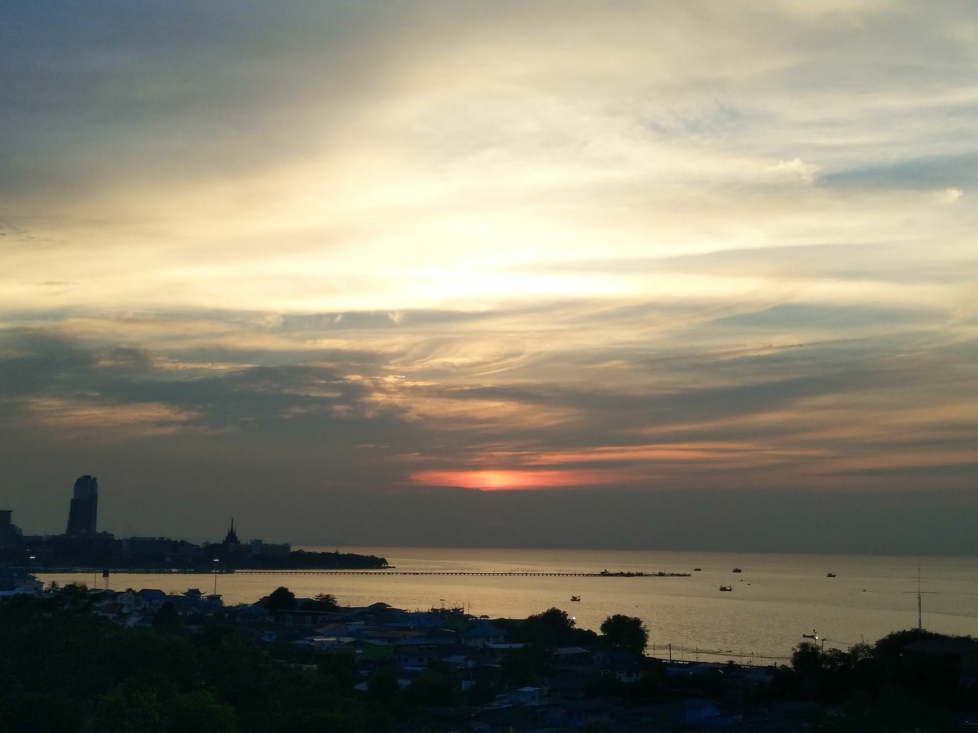 Ruenthip Pattaya Hotel Exterior foto